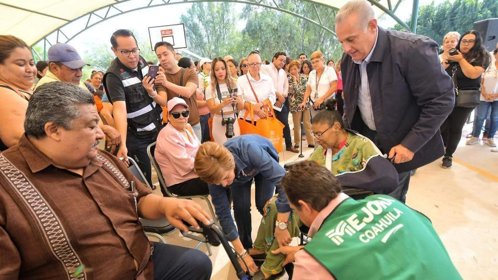 Una nueva brigada de atención y servicios “Torreón Siempre Contigo” encabezó el alcalde Román Alberto Cepeda en la colonia Villas de la Joya